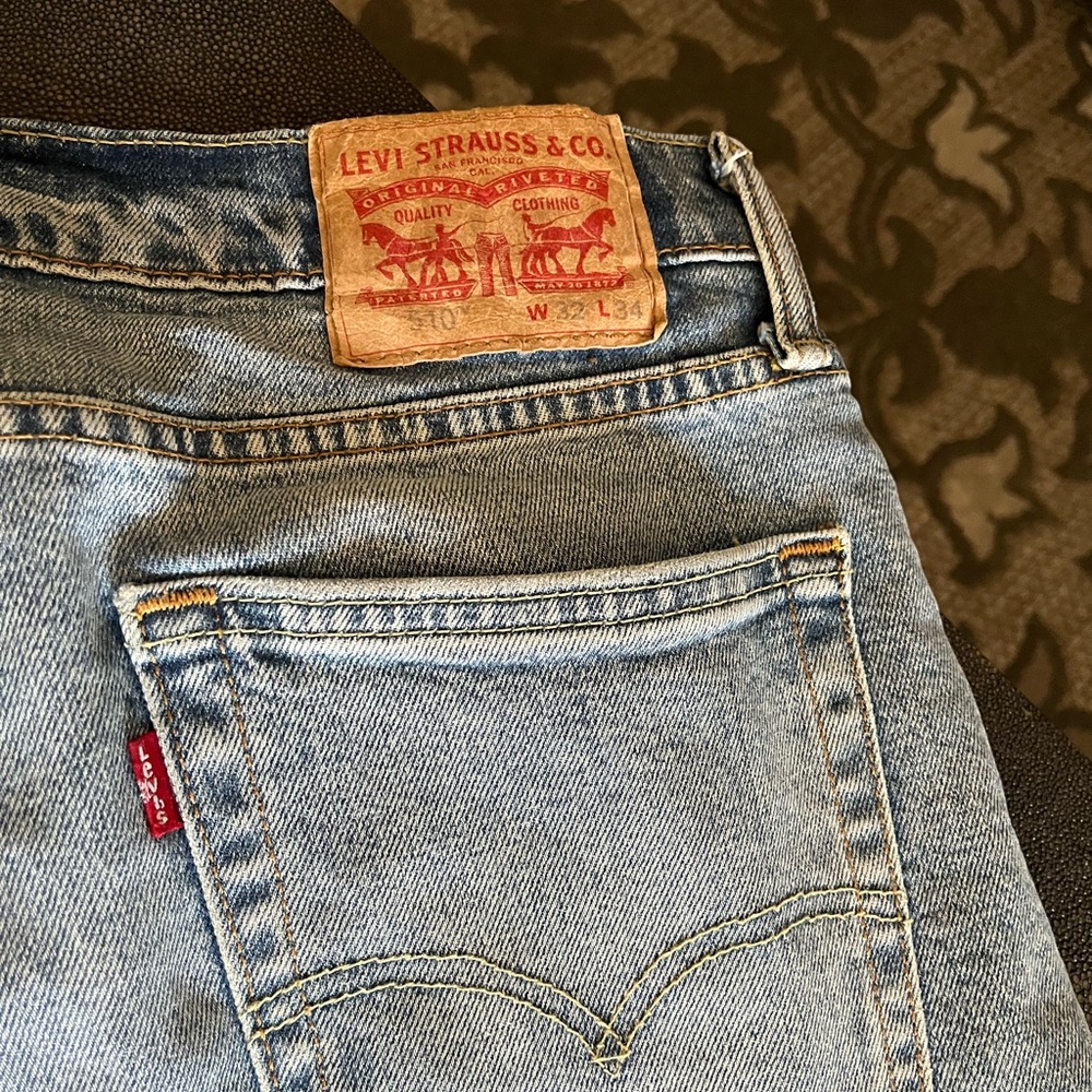 Light wash Levi Jeans